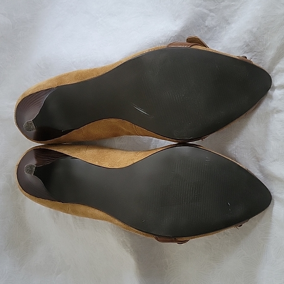 Levity Nary Tan & Brown Pumps - Picture 5 of 7